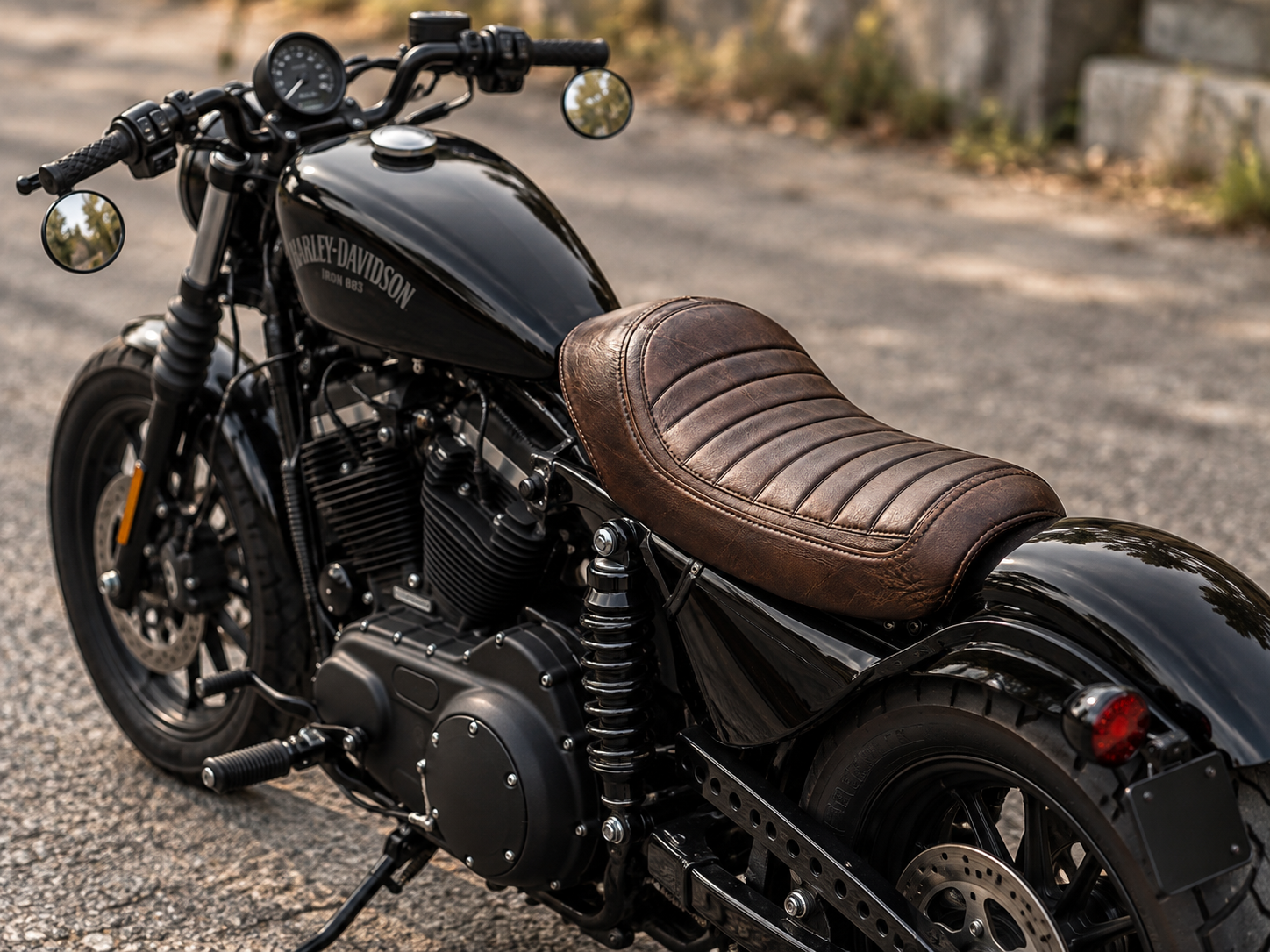 Czarny Harley-Davidson Iron 883 z brązowym skórzanym siedzeniem
